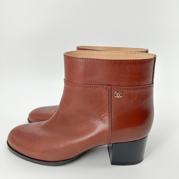 Chanel Caramel Cognac Brown Ankle Boots Logo Size 38 - Picture 1 of 16